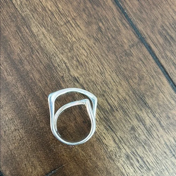 Elegant Sterling Silver Crossover Ring - Picture 2 of 6
